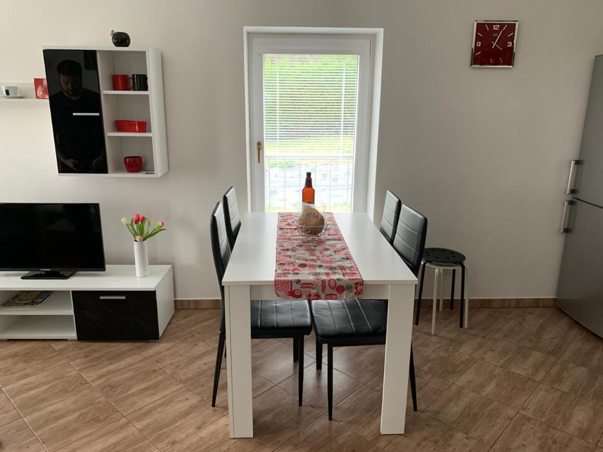 Apartmány Na Rozcestí Lomnice nad Popelkou Esterno foto